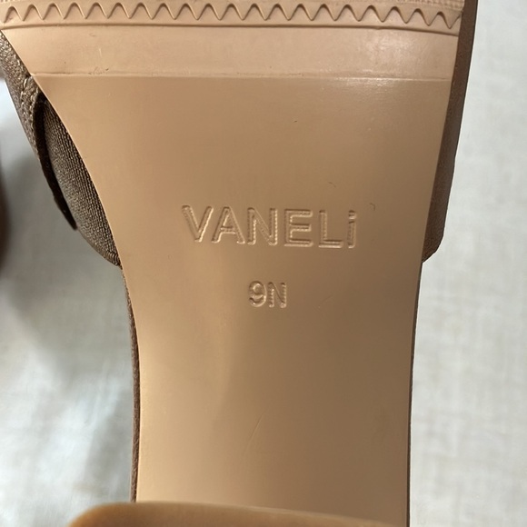 New and never worn Vaneli sandals - Picture 5 of 6